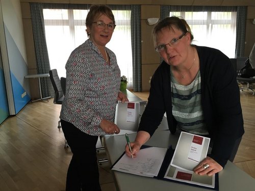 Die Fraktionsvorsitzende Kerstin Hansen unterzeichnet den Heider Appell